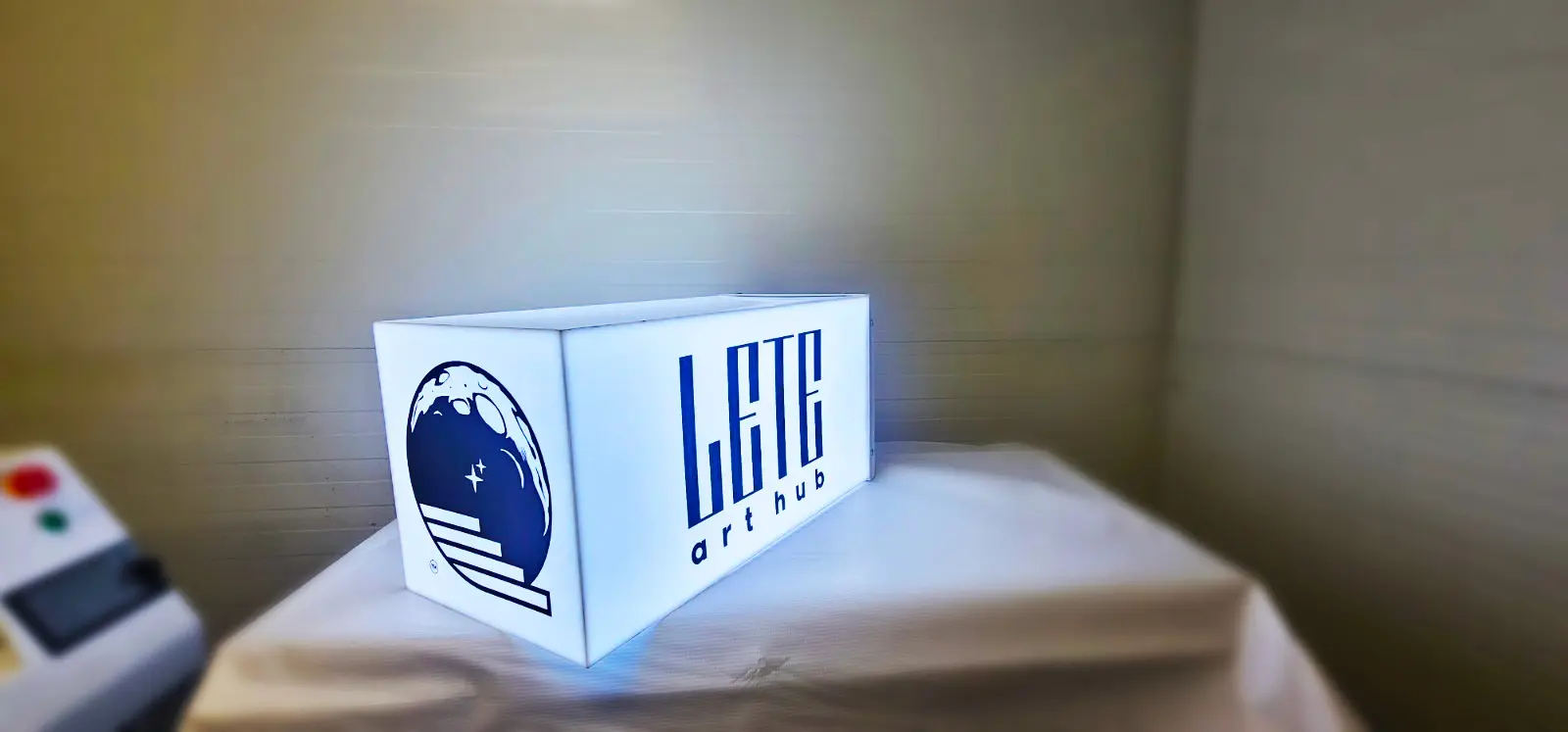 Обемен плексигласов лайтбокс LETE art hub